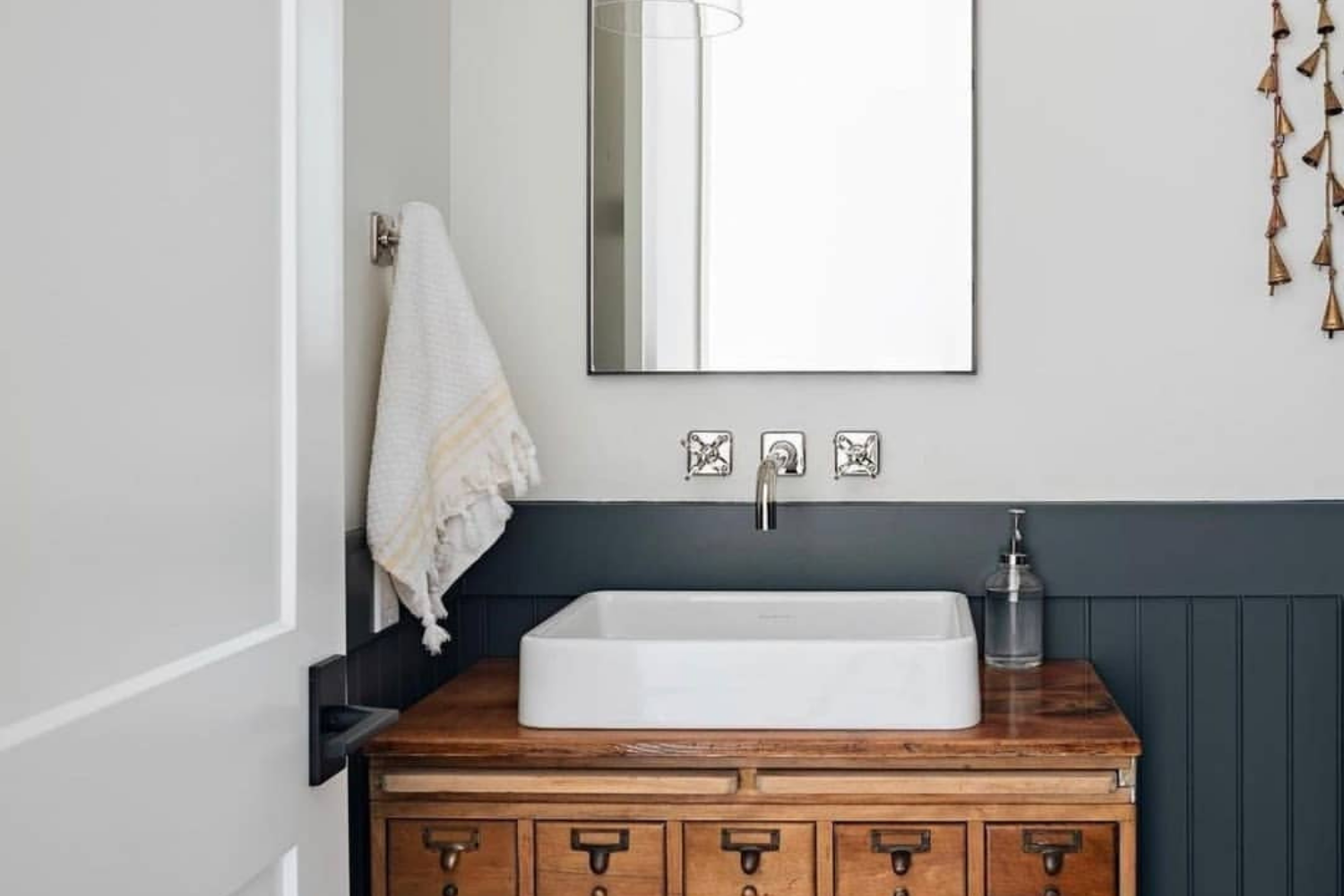 32 Coastal Bathroom Ideas That'll Transport You to the Shore