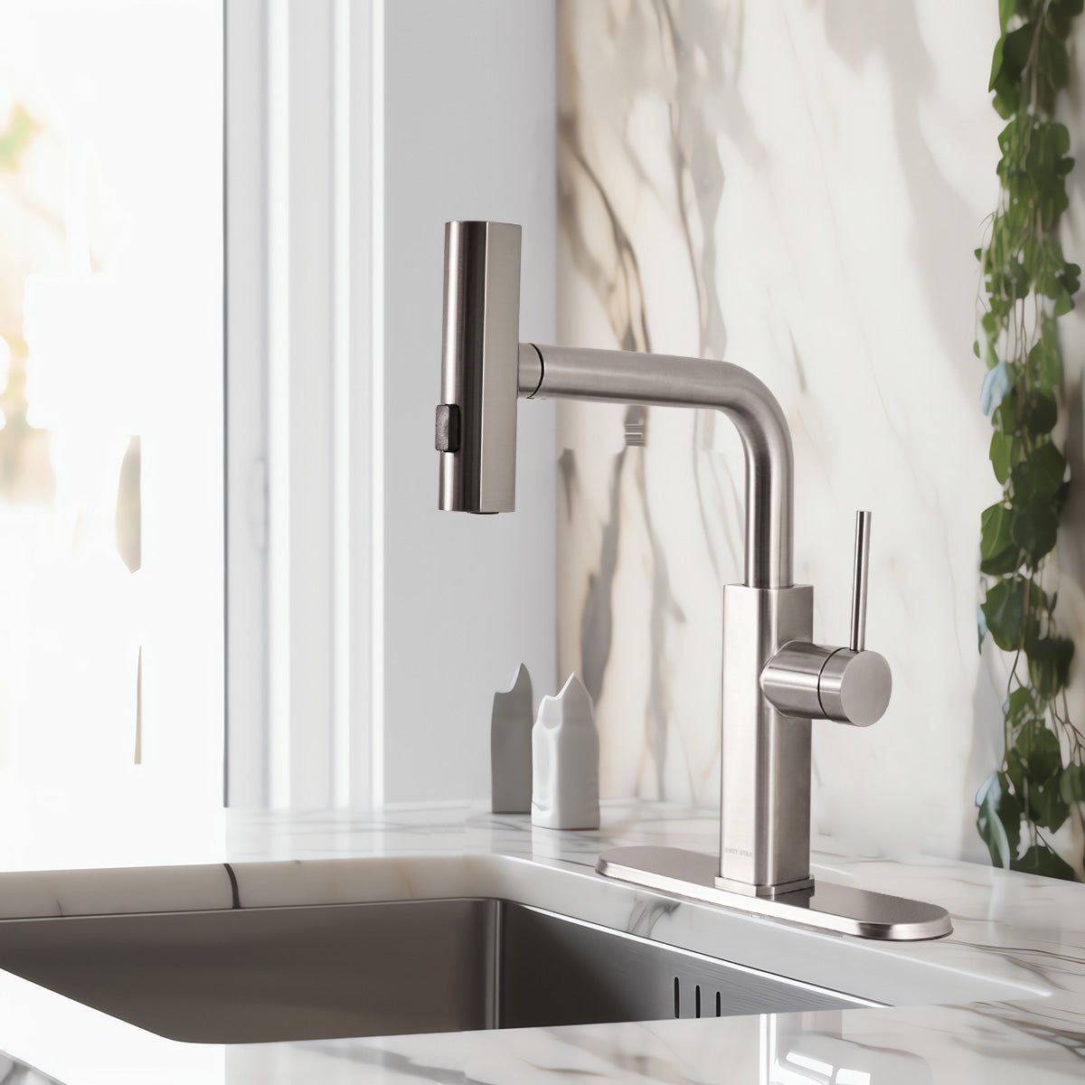 Modern Stainless Steel Single Hole Kitchen Faucet with Pull-Out Sprayer