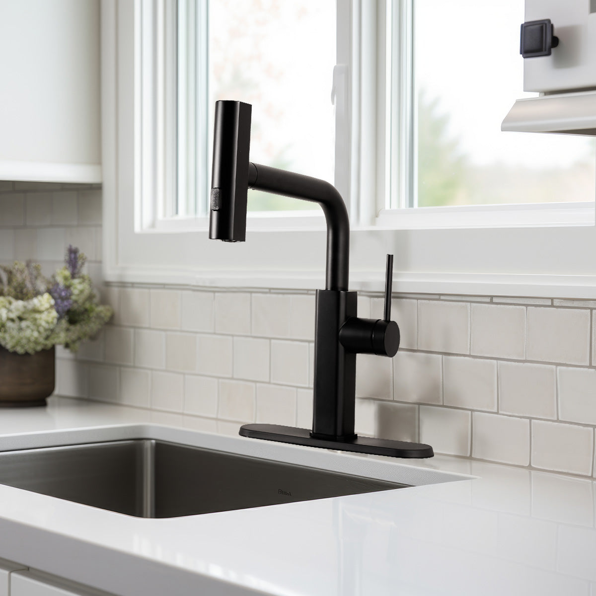 Modern Stainless Steel Single Hole Kitchen Faucet with Pull-Out Sprayer