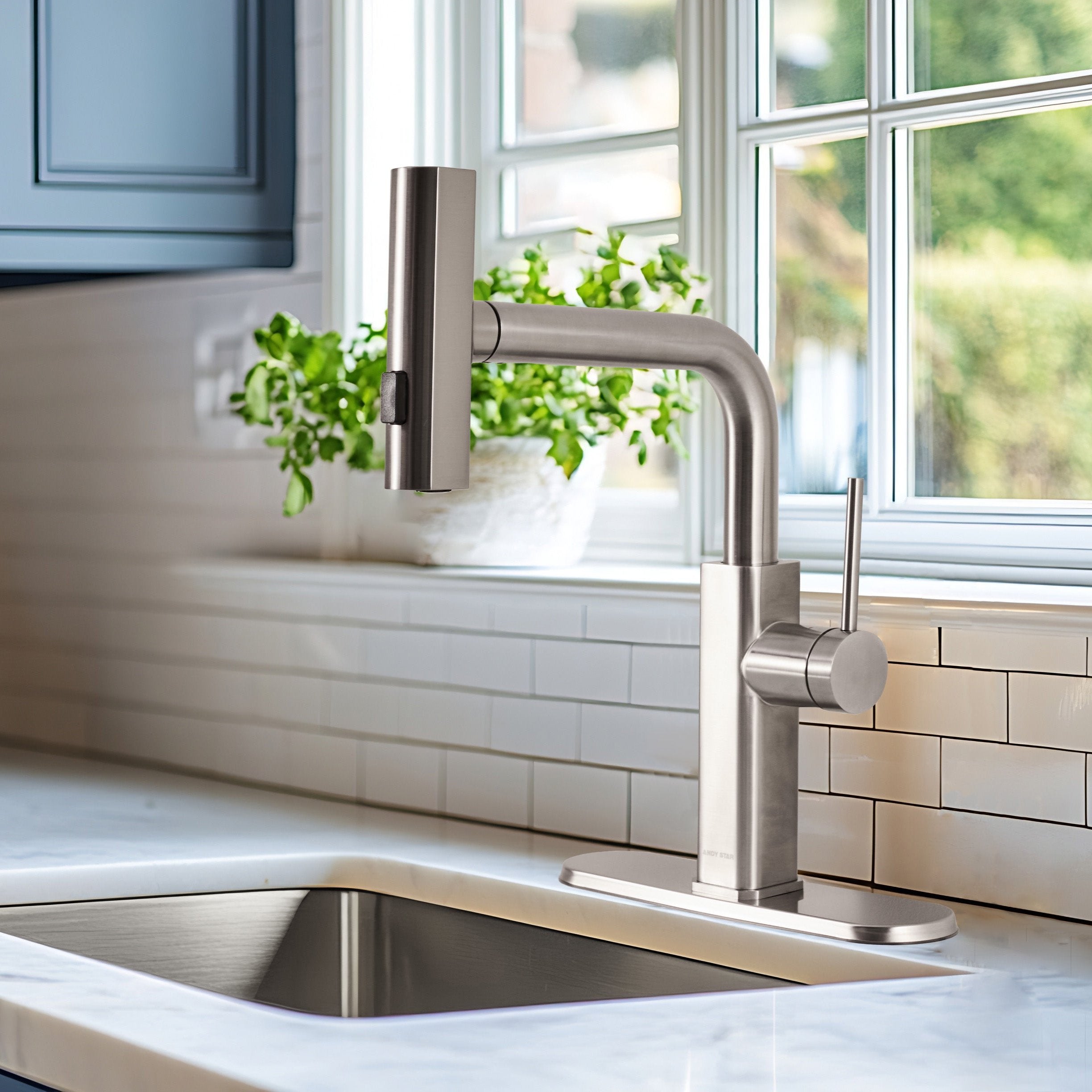 Modern Stainless Steel Single Hole Kitchen Faucet with Pull-Out Sprayer
