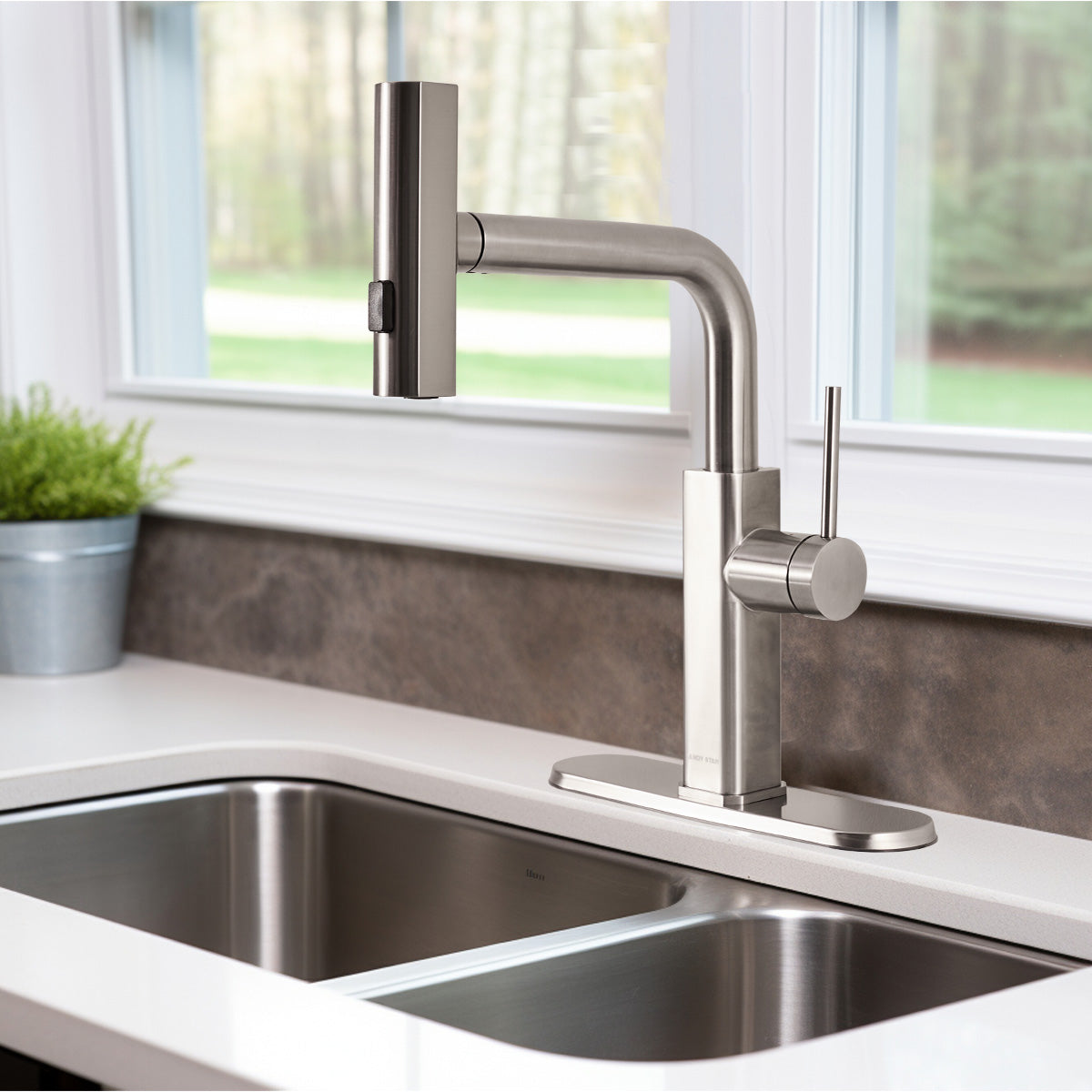 Modern Stainless Steel Single Hole Kitchen Faucet with Pull-Out Sprayer