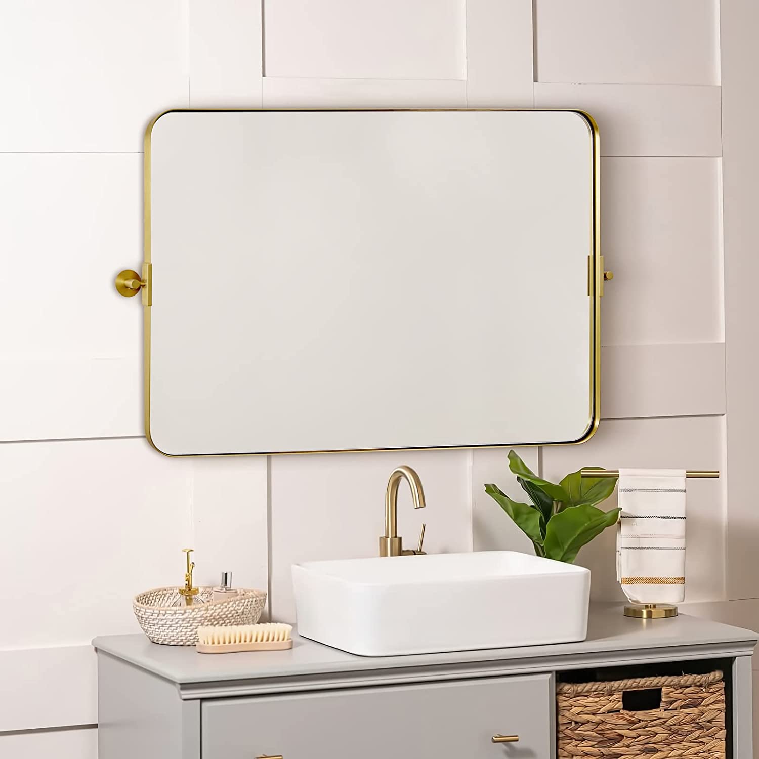 How to Choose a Wall Mirror for Your Bathroom