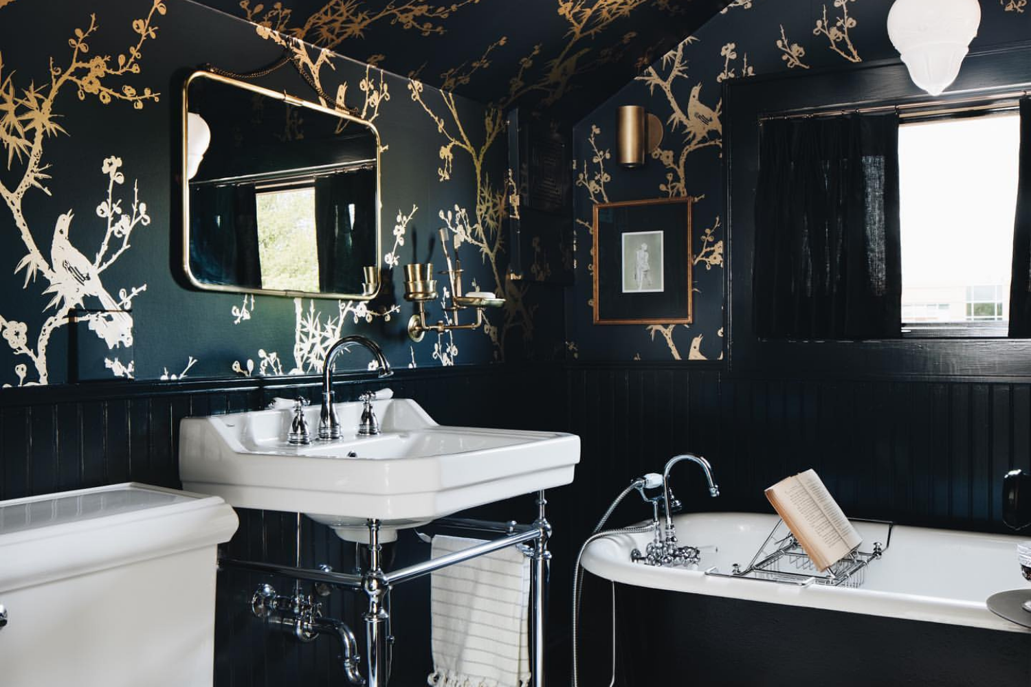 25 Small Chic Bathroom Ideas That Look Luxurious- Little Touches Open Up Bathrooms Short on Space