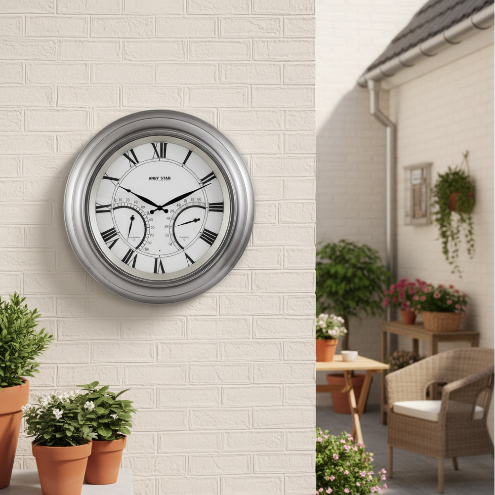 银色挂钟庭院远景